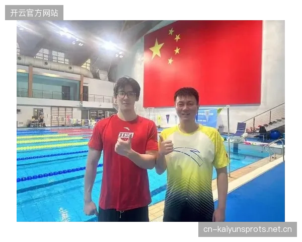 游泳短距离爆发力惊人，新秀泳姿如水中疾风